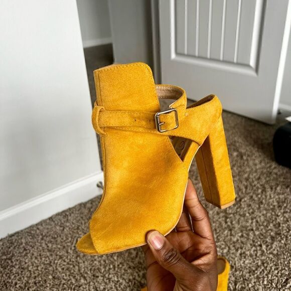 Women peep toe heels size 6W - Picture 1 of 5